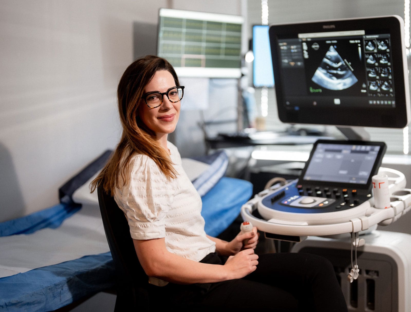 MB109460-sonographer